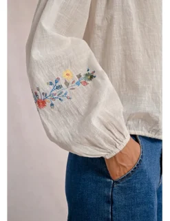 Blusa de manga larga con detalles bordados