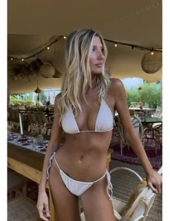 Braguita de bikini en tejido brillante con lazada