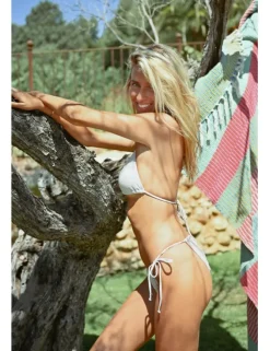 Braguita de bikini en tejido brillante con lazada