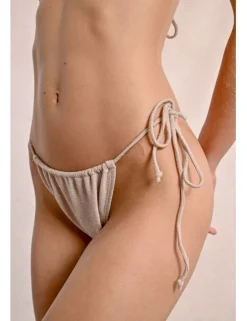 Braguita de bikini en tejido brillante con lazada