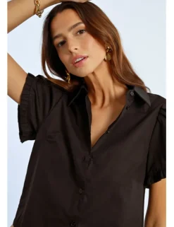 Camisa de manga corta detalle volantes