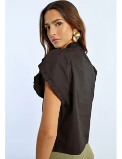 Camisa de manga corta detalle volantes
