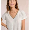 Camiseta de manga corta con detalle en el escote