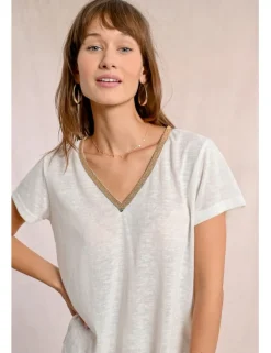 Camiseta de manga corta con detalle en el escote