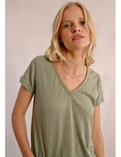 Camiseta de manga corta con detalle en el escote