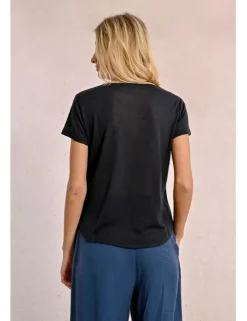 Camiseta de manga corta con detalle en el escote