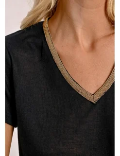 Camiseta de manga corta con detalle en el escote