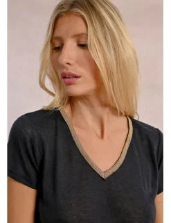 Camiseta de manga corta con detalle en el escote