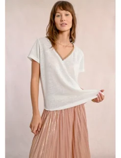 Camiseta de manga corta con detalle en el escote