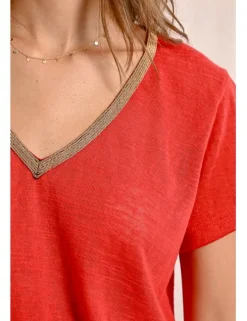 Camiseta de manga corta con detalle en el escote
