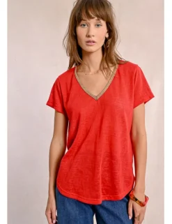 Camiseta de manga corta con detalle en el escote