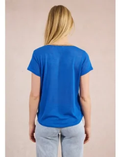 Camiseta de manga corta con detalle en el escote