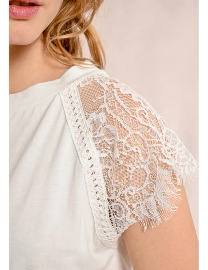 Camiseta de manga corta detalle encaje