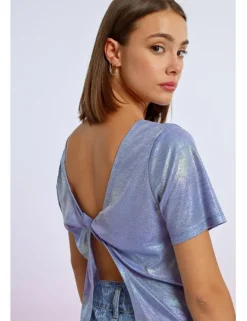 Camiseta en tejido brillante y espalda descubierta