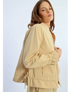 Chaqueta de manga larga con volantes