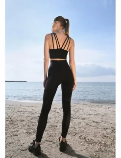 Conjunto de top y mallas deportivas