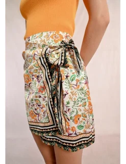 Falda corta con estampado y lazada