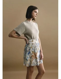Falda corta con volantes y estampado