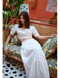 Falda larga con detalle de flores y volantes