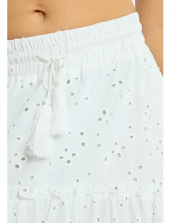 Falda larga con detalle de flores y volantes