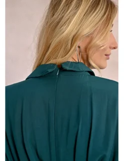 Mono largo con cuello solapa y lazada