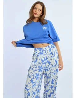 Pantalón largo amplio con estampado floral