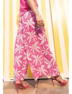 Pantalón largo ancho con estampado