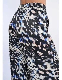Pantalón largo con estampado y pliegues