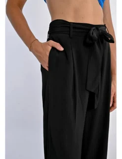 Pantalón largo con lazada y pliegues