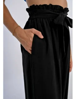 Pantalón largo con lazada y pliegues