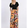 Pantalón largo de perneras anchas con estampado