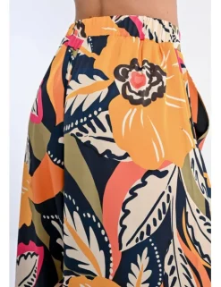 Pantalón largo de perneras anchas con estampado