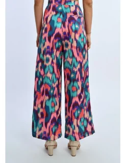 Pantalón largo detalle pliegues con estampado