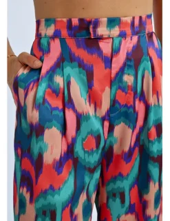 Pantalón largo detalle pliegues con estampado