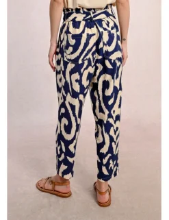 Pantalón tobillero con estampado y lazada