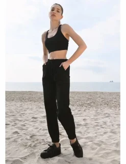 Pantalón tobillero, deportivo, con lazada
