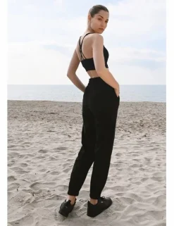 Pantalón tobillero, deportivo, con lazada