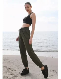 Pantalón tobillero, deportivo, con lazada