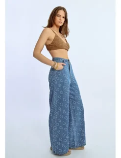 Pantalón vaquero de perneras anchas detalle corazones
