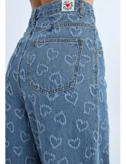 Pantalón vaquero de perneras anchas detalle corazones