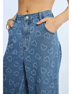 Pantalón vaquero de perneras anchas detalle corazones