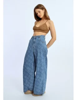 Pantalón vaquero de perneras anchas detalle corazones