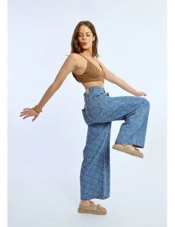 Pantalón vaquero de perneras anchas detalle corazones