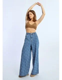 Pantalón vaquero de perneras anchas detalle corazones