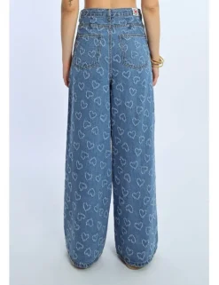 Pantalón vaquero de perneras anchas detalle corazones