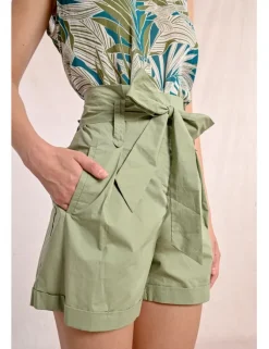 Short corto con estampado y lazada