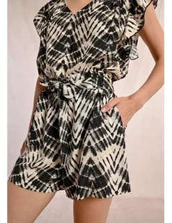 Short corto con estampado y lazada