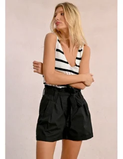 Short corto con estampado y lazada