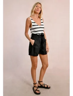 Short corto con estampado y lazada