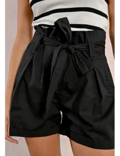 Short corto con estampado y lazada